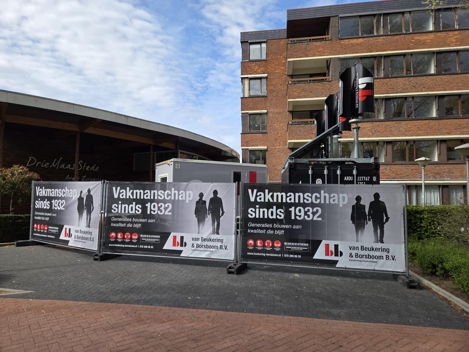 Bouwhekdoeken 'Vakmanschap sinds 1932' bij een projectlocatie van Van Beukering & Borsboom in Rijswijk